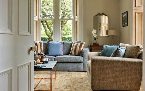 Spinney Corner: Couch, Møbel, Indretning, Gulvbelægning, Stue, Etage, Throw Pillow, Værelse, Pude