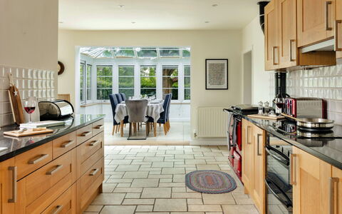 Spinney Corner: Køkken, Gulvbelægning, Countertop, Møbel, Indretning, Træ, Cabinetry, Køkken Apparat, Etage, Loft