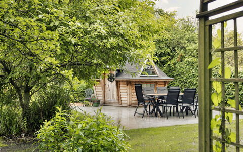 Spinney Corner: Træ, Busk, Have, Plantesamfund, Udendørs Møbler, Forår, Skygge, Garden Bygninger, Backyard, Landscaping