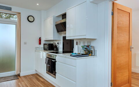 North View Annexe: Indretning, Cabinetry, Gulvbelægning, Køkken Apparat, Countertop, Møbel, Større Bandage, Væg, Køkken, Træ