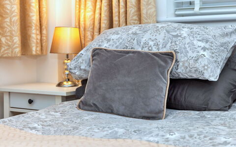 North View Annexe: Soveværelse, Møbel, Indretning, Sengetøj, Sengetøj, Sengetøj, Seng, Pude, Throw Pillow, Textile