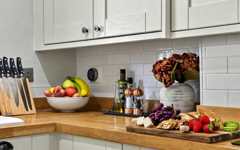Willow'S View: Frugt, Bordservice, Mad, Køkken, Møbel, Countertop, Flaske, Cabinetry, Køkken Apparat, Skuffe