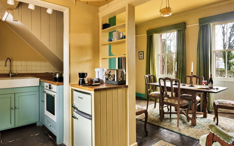 Bourne Edge: Møbel, Indretning, Gulvbelægning, Træ, Etage, Loft, Køkken, Countertop, Belysning, Cabinetry
