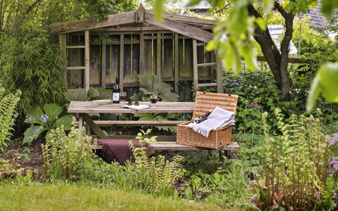 Bourne Edge: Have, Busk, Plantesamfund, Møbel, Udendørs Møbler, Bunddække, Backyard, Udendørs Bord, Forår