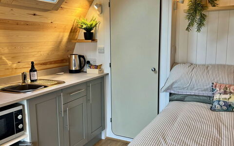 Howgill Pod: Køkken Apparat, Bejdse, Hårdttræ, Køkken, Større Bandage, Klarlak, Husholdningsapparat, Cabinetry, Skuffe, Countertop