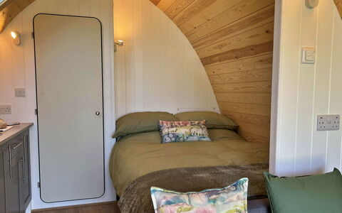 Whinfell Pod: Indretning, Etage, Soveværelse, Seng, Bejdse, Pude, Hårdttræ, Bed Frame, Sengetøj, Throw Pillow