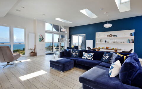 The Penthouse, Scarborough: Møbel, Couch, Stue, Gulvbelægning, Indretning, Etage, Loft, Værelse, Lejlighed