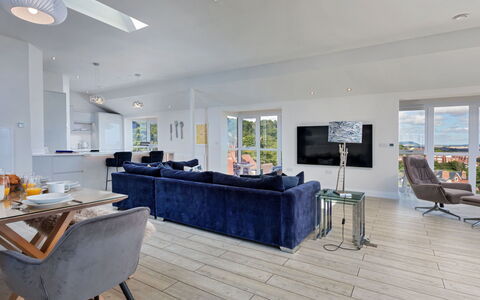 The Penthouse, Scarborough: Møbel, Gulvbelægning, Indretning, Etage, Couch, Træ, Loft, Trægulve, Stue, Hjem