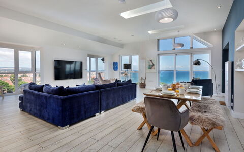 The Penthouse, Scarborough: Møbel, Indretning, Gulvbelægning, Couch, Loft, Etage, Bord, Stue, Værelse