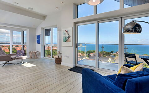 The Penthouse, Scarborough: Møbel, Gulvbelægning, Etage, Indretning, Trægulve, Loft, Bord, Stol, Hav, Udvej