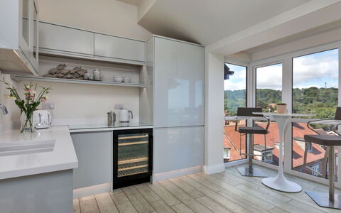 The Penthouse, Scarborough: Køkken Apparat, Køkken, Møbel, Indretning, Countertop, Gulvbelægning, Større Bandage, Cabinetry, Væg, Etage