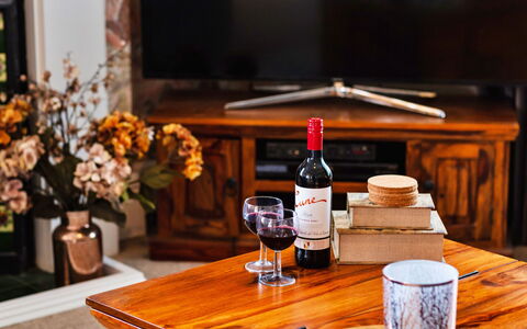 The Old Storehouse: Møbel, Indretning, Television, Elektronisk Apparat, Fjernsyn, Bord, Stue