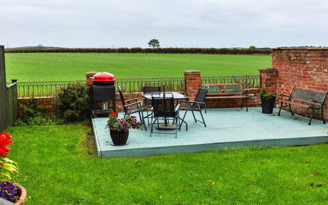 The Old Storehouse: Møbel, Græs, Udendørs Møbler, Land Lot, Have, Lawn, Udendørs Bench, Stol, Udendørs Bord, Bænk