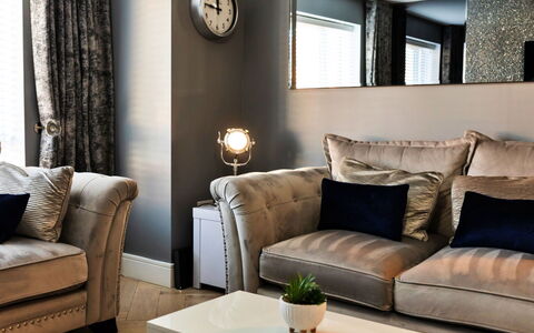 South Beach House: Møbel, Indretning, Stue, Textile, Couch, Hjem, Gulvbelægning, Throw Pillow, Etage, Belysning