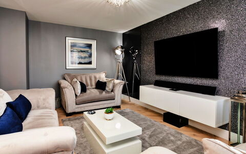 South Beach House: Møbel, Indretning, Væg, Gulvbelægning, Stue, Couch, Etage, Hjem, Television, Loft