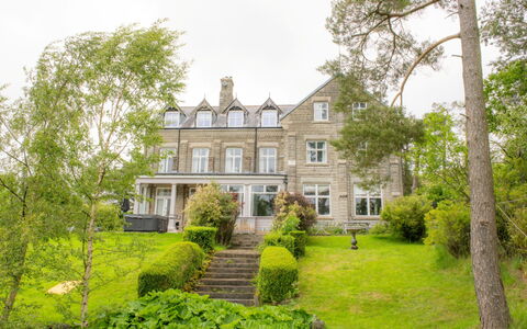 Evergreen Manor: Busk, Hus, Boligområde, Hjem, Estate, Mansion, Have, Bunddække, Skydevindue, Lawn