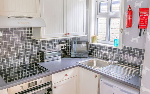 Evergreen Manor: Køkken, Køkken Apparat, Countertop, Større Bandage, Indretning, Håndvask, Sanitærarmatur, Gulvbelægning, Cabinetry, Køkkenvask