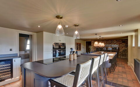 Blackton Farmhouse: Møbel, Indretning, Køkken, Gulvbelægning, Countertop, Lysarmatur, Træ, Loft, Cabinetry, Etage