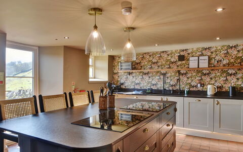Blackton Farmhouse: Indretning, Køkken, Countertop, Lysarmatur, Cabinetry, Møbel, Gulvbelægning, Loft, Træ, Belysning