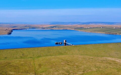 Blackton Farmhouse: Blå, Vand, Horisont, Økoregion, Almindeligt, Reservoir, Mark, Steppe, Loch