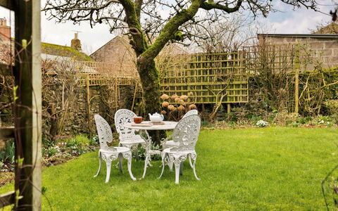 Vine Barn: Møbel, Have, Udendørs Møbler, Stol, Udendørs Bord, Backyard, Lawn, Gård, Landscaping, Skygge