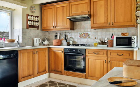 Vine Barn: Køkken Apparat, Køkken, Countertop, Cabinetry, Større Bandage, Møbel, Indretning, Træ, Husholdningsapparat, Skab