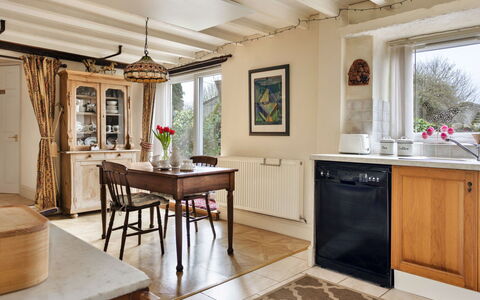 Vine Barn: Møbel, Indretning, Gulvbelægning, Træ, Cabinetry, Loft, Værelse, Etage, Belysning, Køkken