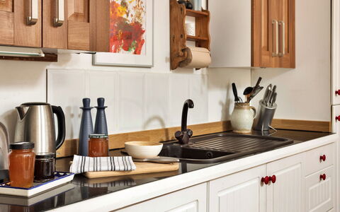 Vine Barn Studio: Køkken, Bordservice, Køkken Apparat, Countertop, Møbel, Husholdningsapparat, Cabinetry, Flaske, Mad