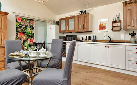 Vine Barn Studio: Møbel, Indretning, Gulvbelægning, Køkken, Cabinetry, Køkken Apparat, Træ, Værelse, Countertop, Etage