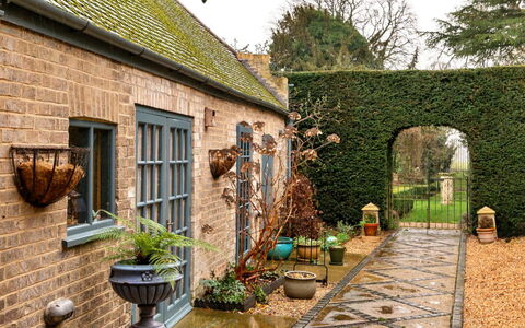 The Potting Shed at Island Hall: Busk, Blomsterkrukke, Flise, Have, Indkørsel, Stueplante, Mursten, Cobblestone, Walkway, Landscaping