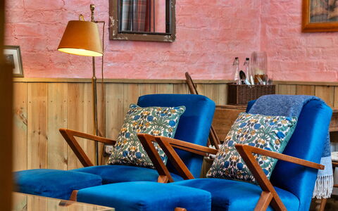 The Potting Shed at Island Hall: Møbel, Blå, Indretning, Træ, Textile, Gulvbelægning, Pude, Etage, Throw Pillow, Stue