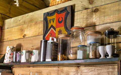 The Potting Shed at Island Hall: Hylde, Reoler, Træ, Flaske, Køkken, Bejdse, Drinkware, Hårdttræ