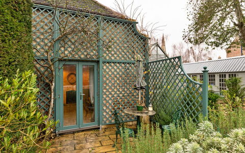 The Potting Shed at Island Hall: Grøn, Busk, Have, Forår, Sommerhus, Skygge, Landscaping, Gård, Garden Bygninger