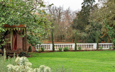 The Potting Shed at Island Hall: Busk, Have, Forår, Lawn, Skygge, Landscaping, Backyard, Gård, Parkere
