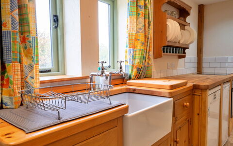 Rough Close Farm Cottage: Køkken, Countertop, Træ, Cabinetry, Køkkenvask, Sanitærarmatur, Indretning, Håndvask, Gulvbelægning, Tap