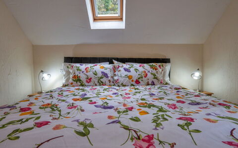 Rough Close Farm Cottage: Soveværelse, Sengetøj, Seng, Sengetøj, Sengetøj, Møbel, Indretning, Textile, Værelse, Bed Frame