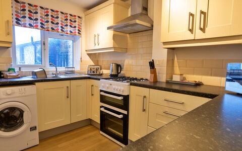 East Bank: Køkken Apparat, Køkken, Countertop, Større Bandage, Indretning, Gulvbelægning, Cabinetry, Husholdningsapparat, Træ, Komfur