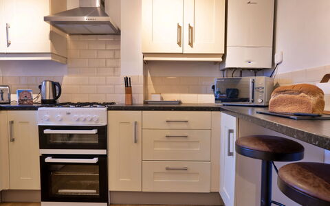 East Bank: Køkken Apparat, Køkken, Countertop, Møbel, Større Bandage, Cabinetry, Indretning, Gulvbelægning, Komfur, Husholdningsapparat