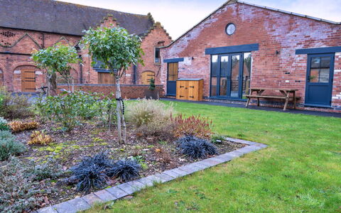 Courtyard View at Longford: Græs, Murværk, Mursten, Estate, Have, Sommerhus, Lawn, Gård, Stuehus, Landscaping