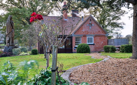 South Lodge at Longford: Græs, Hus, Tag, Busk, Sommerhus, Have, Hjem, Boligområde, Land Lot
