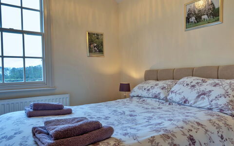 South Lodge at Longford: Seng, Soveværelse, Sengetøj, Sengetøj, Træ, Møbel, Sengetøj, Bed Frame, Etage, Indretning