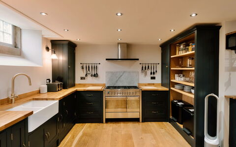 Heather View Chapel: Køkken, Møbel, Køkken Apparat, Countertop, Cabinetry, Indretning, Gulvbelægning, Større Bandage, Træ, Komfur
