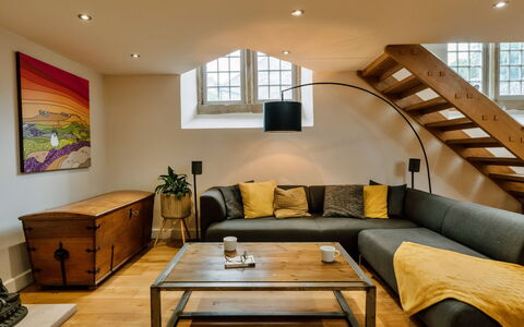Heather View Chapel: Møbel, Indretning, Couch, Gulvbelægning, Væg, Etage, Træ, Trægulve, Stue, Loft