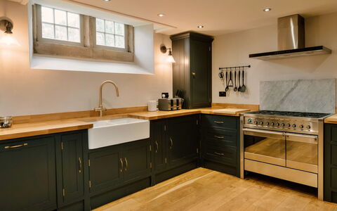 Heather View Chapel: Køkken, Countertop, Cabinetry, Køkken Apparat, Gulvbelægning, Træ, Indretning, Større Bandage, Møbel, Komfur