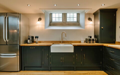 Heather View Chapel: Køkken, Countertop, Køkken Apparat, Møbel, Cabinetry, Indretning, Gulvbelægning, Større Bandage, Træ, Etage