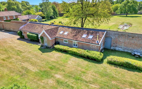 The Pottage: Græs, Hus, Landskab, Busk, Hjem, Almindeligt, Boligområde, Land Lot, Estate