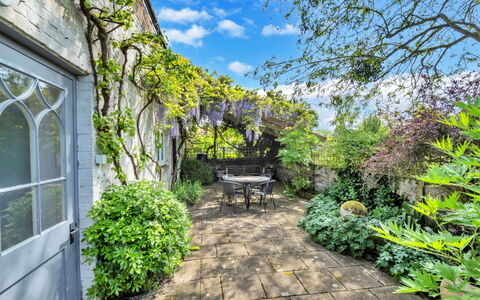 The Pottage: Vegetationen, Busk, Plantesamfund, Have, Bunddække, Flise, Gård, Landscaping, Walkway