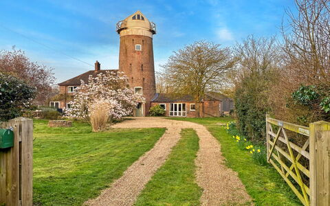 The Old Windmill: Græs, Busk, Hus, Landskab, Landdistrikt, Land Lot, Sommerhus, Tårn
