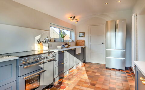 The Old Windmill: Køkken, Køkken Apparat, Countertop, Større Bandage, Gulvbelægning, Cabinetry, Husholdningsapparat, Indretning, Komfur, Møbel