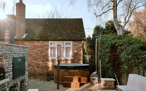 Arc Next-The-Sea: Træ, Sommerhus, Backyard, Have, Mursten, Gård, Garden Bygninger, Udendørs Møbler, Bejdse, Udendørs Struktur
